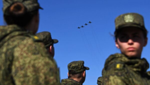 Многофункциональные истребители-бомбардировщики Су-34 на репетиции парада Победы на военном полигоне Алабино Многофункциональные истребители-бомбардировщики Су-34 на репетиции парада Победы на военном полигоне Алабино