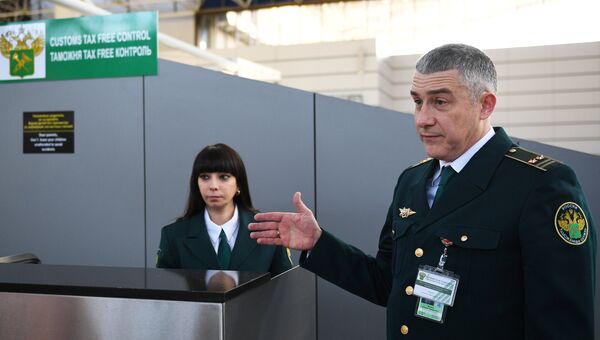 Заместитель начальника таможенного поста Аэропорт Сочи Алексей Быков в пункте Tax Free Заместитель начальника таможенного поста Аэропорт Сочи Алексей Быков в пункте Tax Free