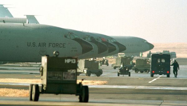 Семнадцать самолетов ВВС США КС-135 готовятся к вылету в поддержку операции Лиса пустыни