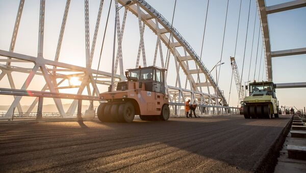 Укладка асфальтобетона на автодорожной арке Крымского моста Укладка асфальтобетона на автодорожной арке Крымского моста