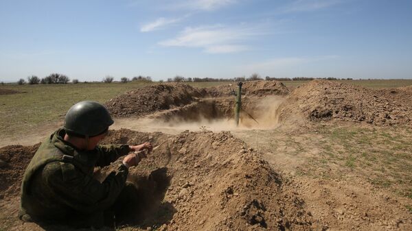 Военнослужащий во время стрельбы из миномета Военнослужащий во время стрельбы из миномета