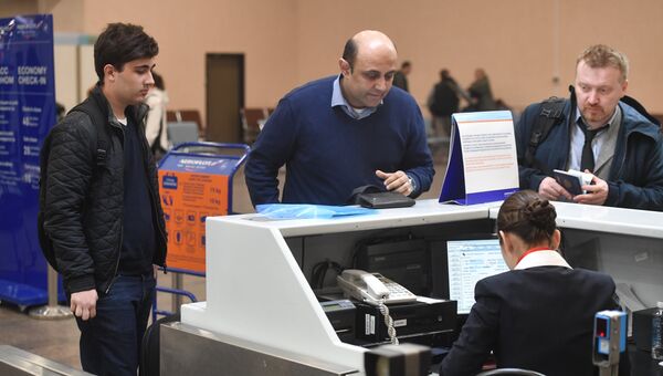 Пассажиры в зоне отлета аэропорта Шереметьево, откуда совершит первый рейс самолет компании Аэрофлот из Москвы в Каир. 11 апреля 2018 Пассажиры в зоне отлета аэропорта Шереметьево, откуда совершит первый рейс самолет компании Аэрофлот из Москвы в Каир. 11 апреля 2018