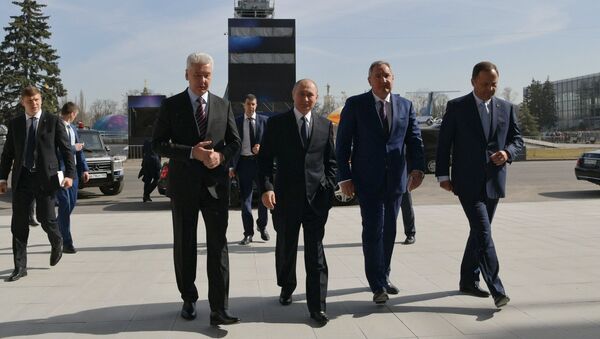 Президент РФ Владимир Путин во время посещения центра Космонавтика и авиация Президент РФ Владимир Путин во время посещения центра Космонавтика и авиация