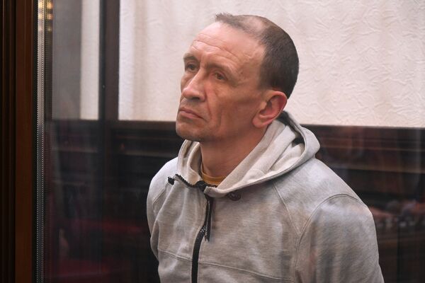 Командир пожарного звена Сергей Генин, обвиняемый в халатных действиях во время тушения пожара в ТЦ Зимняя вишня в Кемерово, в Кемеровском областном суде. 13 апреля 2018 Командир пожарного звена Сергей Генин, обвиняемый в халатных действиях во время тушения пожара в ТЦ Зимняя вишня в Кемерово, в Кемеровском областном суде. 13 апреля 2018