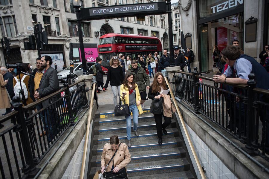 Прохожие на станции метро Oxford Circus в Лондоне Прохожие на станции метро Oxford Circus в Лондоне