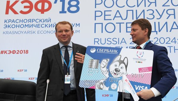 Глава города Красноярска Сергей Ерёмин (справа) во время подписания спонсорского договора между дирекцией Зимней универсиады – 2019 и ПАО Сбербанк России в рамках Красноярского экономического форума Глава города Красноярска Сергей Ерёмин (справа) во время подписания спонсорского договора между дирекцией Зимней универсиады – 2019 и ПАО Сбербанк России в рамках Красноярского экономического форума