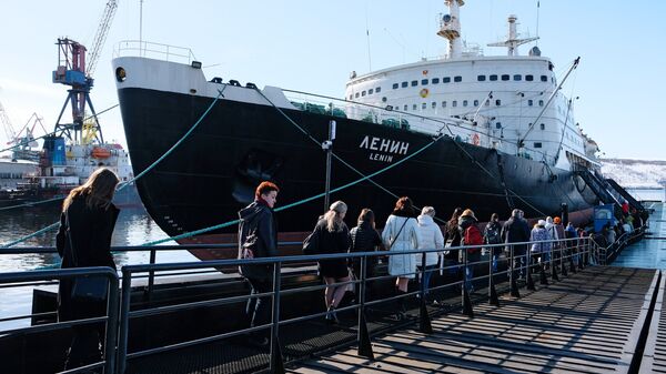 Участники ежегодной образовательной акции по проверке грамотности Тотальный диктант-2018 возле ледокола Ленин в Мурманске Участники ежегодной образовательной акции по проверке грамотности Тотальный диктант-2018 возле ледокола Ленин в Мурманске