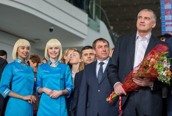 Глава Республики Крым Сергей Аксенов во время встречи первого пассажира нового терминала Крымская волна международного аэропорта Симферополь. 16 апреля 2018 Глава Республики Крым Сергей Аксенов во время встречи первого пассажира нового терминала Крымская волна международного аэропорта Симферополь. 16 апреля 2018