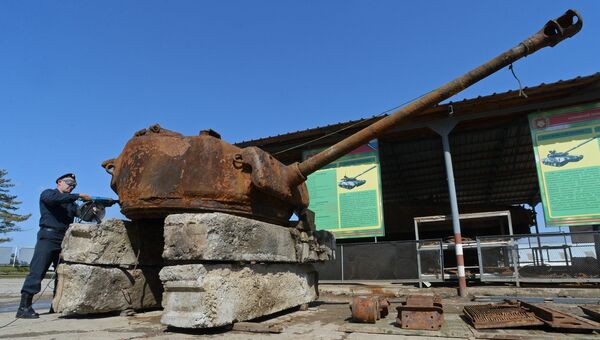 Военнослужащий очищает от ржавчины башню американского танка Sherman в Приморском крае Военнослужащий очищает от ржавчины башню американского танка Sherman в Приморском крае