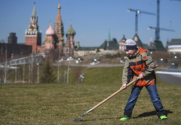 Участники городского субботника в парке Зарядье в Москве Участники городского субботника в парке Зарядье в Москве
