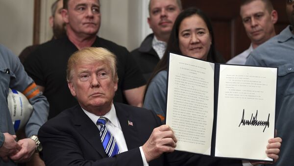 Президент США Дональд Трамп держит документ о вводе пошлин на алюминий. 8 марта 2018 Президент США Дональд Трамп держит документ о вводе пошлин на алюминий. 8 марта 2018