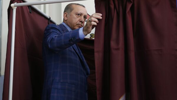 Президент Турции Реджеп Тайип Эрдоган на одном из избирательных участков Стамбула. Архивное фото Президент Турции Реджеп Тайип Эрдоган на одном из избирательных участков Стамбула. Архивное фото
