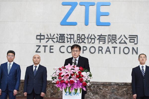 Председатель корпорации ZTE Инь Иминь на пресс-конференции в штаб-квартире ZTE в Шэньчжэне, провинция Гуандун, Китай& 20 апреля 2018 Председатель корпорации ZTE Инь Иминь на пресс-конференции в штаб-квартире ZTE в Шэньчжэне, провинция Гуандун, Китай& 20 апреля 2018