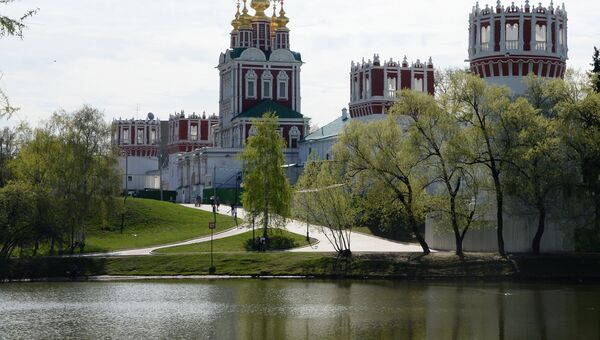Стены Новодевичьего монастыря в Москве Стены Новодевичьего монастыря в Москве