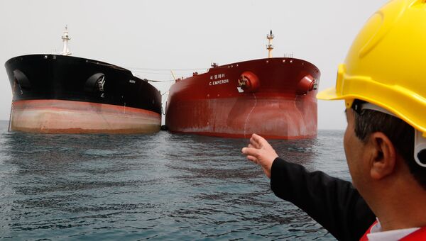 Нефтяные танкеры у нефтедобывающей платформы в районе иранского острова Харк в Персидском заливе. Архивное фото Нефтяные танкеры у нефтедобывающей платформы в районе иранского острова Харк в Персидском заливе. Архивное фото