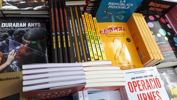 Продажа книг в день Сан-Жорди в Барселоне Продажа книг в день Сан-Жорди в Барселоне