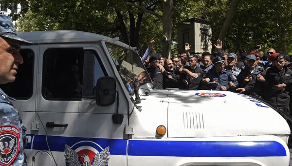Сотрудники правоохранительных органов на улице в Ереване. 25 апреля 2018 Сотрудники правоохранительных органов на улице в Ереване. 25 апреля 2018