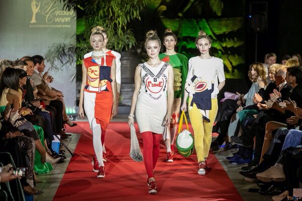 Fashion-шоу фонда Русский Силуэт в галерее искусств Зураба Церетели в рамках 40-го ММКФ Fashion-шоу фонда Русский Силуэт в галерее искусств Зураба Церетели в рамках 40-го ММКФ