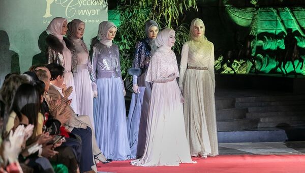 Fashion-шоу фонда Русский Силуэт в галерее искусств Зураба Церетели в рамках 40-го ММКФ Fashion-шоу фонда Русский Силуэт в галерее искусств Зураба Церетели в рамках 40-го ММКФ