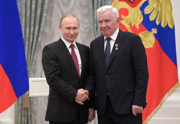 Президент РФ Владимир Путин и главный тренер волейбольного клуба Уралочка Николай Карполь на церемонии вручения медалей Герой Труда Российской Федерации Президент РФ Владимир Путин и главный тренер волейбольного клуба Уралочка Николай Карполь на церемонии вручения медалей Герой Труда Российской Федерации