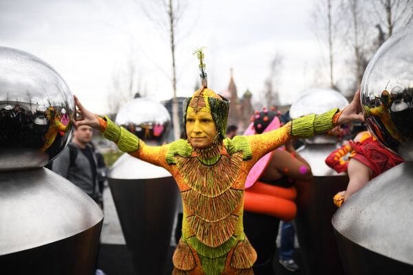 Артисты Cirque du Soleil на открытии летнего сезона в парке Зарядье в Москве Артисты Cirque du Soleil на открытии летнего сезона в парке Зарядье в Москве