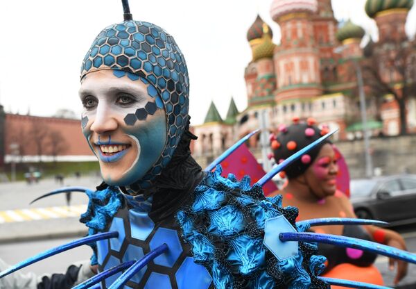 Артисты Cirque du Soleil на открытии летнего сезона в парке Зарядье в Москве Артисты Cirque du Soleil на открытии летнего сезона в парке Зарядье в Москве