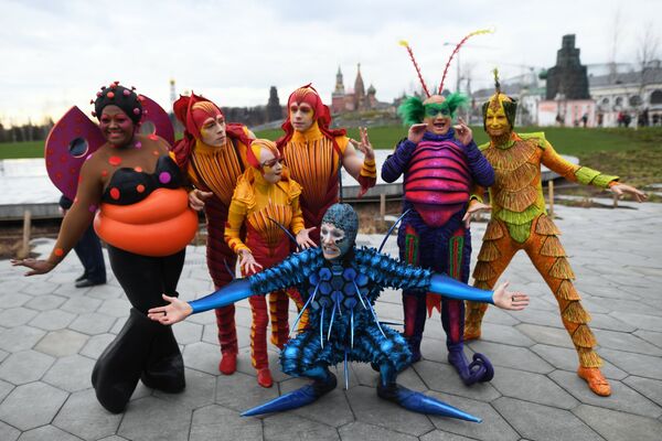 Артисты Cirque du Soleil на открытии летнего сезона в парке Зарядье в Москве Артисты Cirque du Soleil на открытии летнего сезона в парке Зарядье в Москве