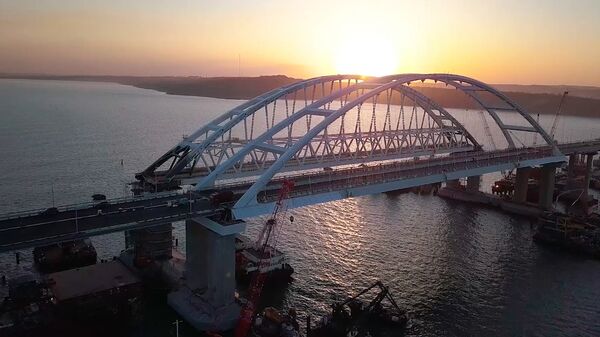 Проверка на прочность: Крымский мост испытали 35-тонными грузовиками Проверка на прочность: Крымский мост испытали 35-тонными грузовиками