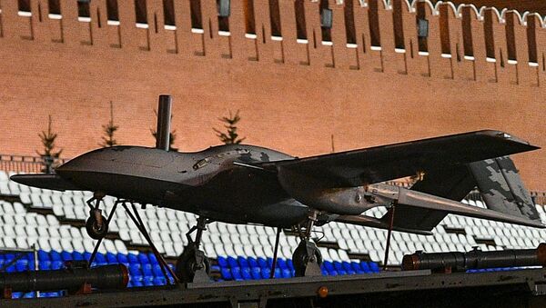 Ударный беспилотный самолет Корсар во время прохода военной техники на репетиции парада Победы на Красной площади Ударный беспилотный самолет Корсар во время прохода военной техники на репетиции парада Победы на Красной площади