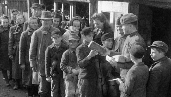 Советские воины раздают хлеб жителям в годы Великой Отечественной войны Советские воины раздают хлеб жителям в годы Великой Отечественной войны