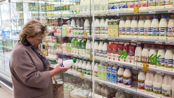 Покупательница в магазине Покупательница в магазине