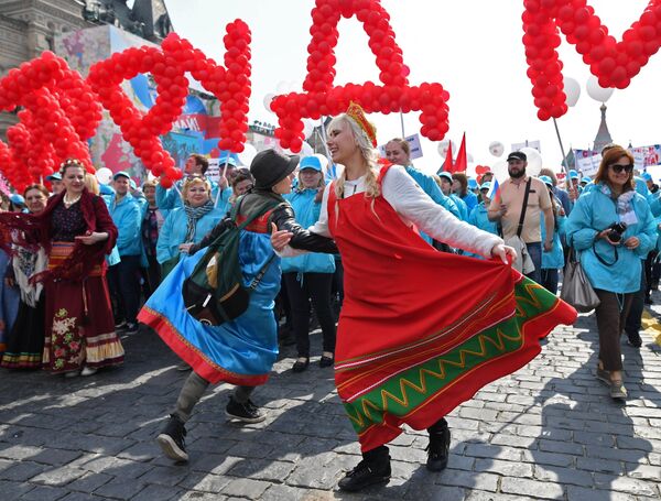 Участники первомайской демонстрации на Красной площади в Москве Участники первомайской демонстрации на Красной площади в Москве