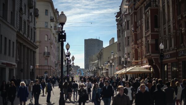 Прохожие на улице Арбат в Москве Прохожие на улице Арбат в Москве