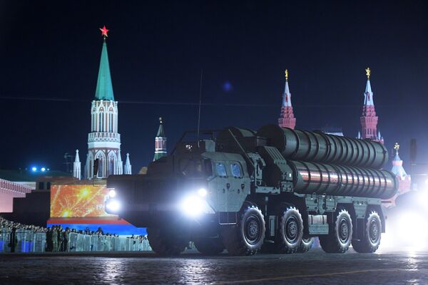 Транспортно-пусковая установка зенитного ракетного комплекса С-400 Триумф на репетиции военного парада на Красной площади, посвященного 73-й годовщине Победы в Великой Отечественной войне Транспортно-пусковая установка зенитного ракетного комплекса С-400 Триумф на репетиции военного парада на Красной площади, посвященного 73-й годовщине Победы в Великой Отечественной войне