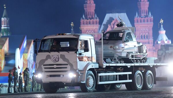Армейский снегоход ТТМ 1901-40 на автомобиле КамАЗ на репетиции военного парада на Красной площади, посвященного 73-й годовщине Победы в Великой Отечественной войне Армейский снегоход ТТМ 1901-40 на автомобиле КамАЗ на репетиции военного парада на Красной площади, посвященного 73-й годовщине Победы в Великой Отечественной войне