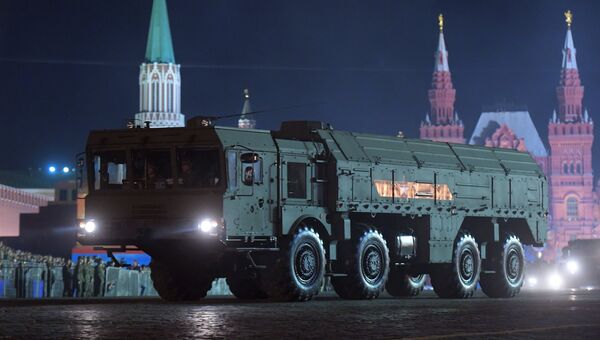 Оперативно-тактический ракетный комплекс Искандер-М на репетиции военного парада на Красной площади, посвященного 73-й годовщине Победы в Великой Отечественной войне Оперативно-тактический ракетный комплекс Искандер-М на репетиции военного парада на Красной площади, посвященного 73-й годовщине Победы в Великой Отечественной войне