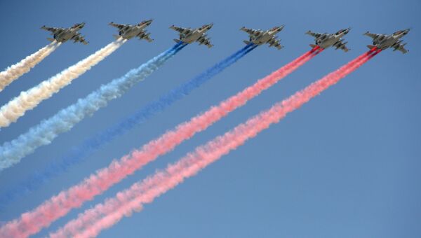 Штурмовики Су-25 БМ на репетиции воздушной части парада Победы в Москве Штурмовики Су-25 БМ на репетиции воздушной части парада Победы в Москве
