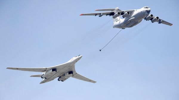 Самолет-заправщик Ил-78 и стратегический бомбардировщик-ракетоносец Ту-160 на репетиции воздушной части парада Победы в Москве Самолет-заправщик Ил-78 и стратегический бомбардировщик-ракетоносец Ту-160 на репетиции воздушной части парада Победы в Москве