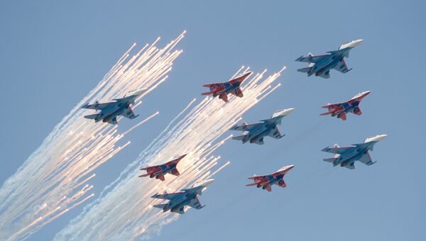 Многоцелевые истребители Су-30СМ пилотажной группы Русские Витязи и МиГ-29 пилотажной группы Стрижи на репетиции воздушной части парада Победы в Москве Многоцелевые истребители Су-30СМ пилотажной группы Русские Витязи и МиГ-29 пилотажной группы Стрижи на репетиции воздушной части парада Победы в Москве