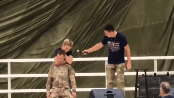 Девушка-боец ММА едва не задушила американского военного Девушка-боец ММА едва не задушила американского военного