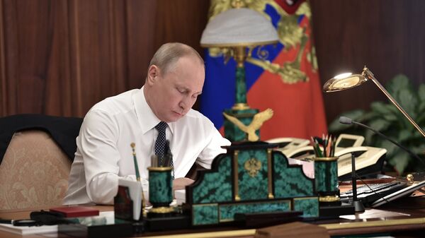 Избранный президент РФ Владимир Путин в рабочем кабинете перед церемонией инаугурации в Кремле Избранный президент РФ Владимир Путин в рабочем кабинете перед церемонией инаугурации в Кремле