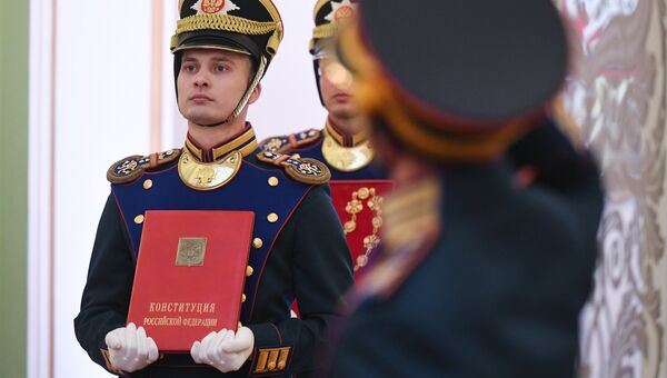 Солдаты Президентского полка вносят знак президента РФ и специальный экземпляр Конституции РФ на церемонии инаугурации президента РФ Владимира Путина в Кремле. 7 мая 2018 Солдаты Президентского полка вносят знак президента РФ и специальный экземпляр Конституции РФ на церемонии инаугурации президента РФ Владимира Путина в Кремле. 7 мая 2018