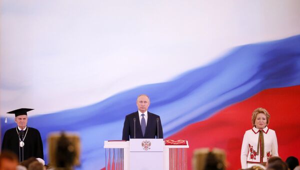 Избранный президент РФ Владимир Путин во время церемонии инаугурации в Кремле. Слева: председатель Конституционного суда РФ Валерий Зорькин. Справа: председатель Совета Федерации РФ Валентина Матвиенко Избранный президент РФ Владимир Путин во время церемонии инаугурации в Кремле. Слева: председатель Конституционного суда РФ Валерий Зорькин. Справа: председатель Совета Федерации РФ Валентина Матвиенко