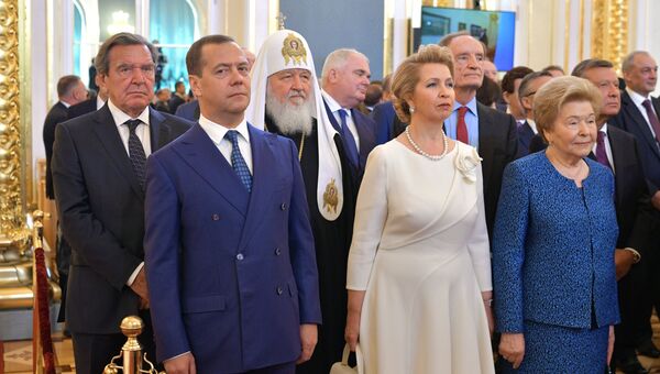 Экс-канцлер Германии Герхард Шредер, председатель правительства РФ Дмитрий Медведев, патриарх Московский и всея Руси Кирилл, Светлана Медведева, Жан-Клод Килли и Наина Ельцина на церемонии инаугурации избранного президента РФ Владимира Путина в Кремле Экс-канцлер Германии Герхард Шредер, председатель правительства РФ Дмитрий Медведев, патриарх Московский и всея Руси Кирилл, Светлана Медведева, Жан-Клод Килли и Наина Ельцина на церемонии инаугурации избранного президента РФ Владимира Путина в Кремле