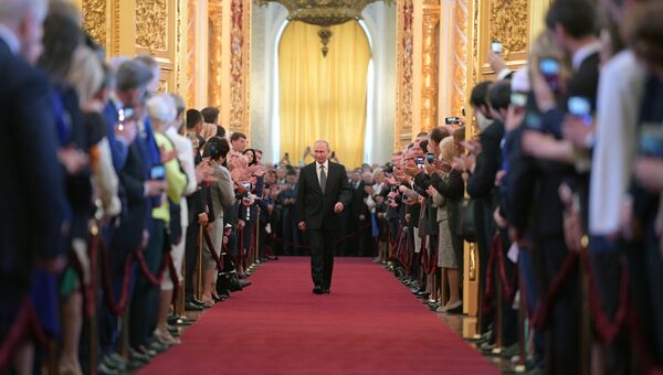 Избранный президент РФ Владимир Путин во время церемонии инаугурации в Кремле. 7 мая 2018 Избранный президент РФ Владимир Путин во время церемонии инаугурации в Кремле. 7 мая 2018