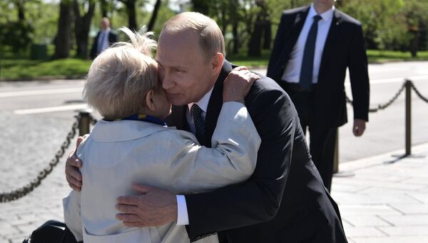 Президент РФ Владимир Путин и народная артистка СССР, композитор Александра Пахмутова после инаугурации на Соборной площади Кремля. 7 мая 2018 Президент РФ Владимир Путин и народная артистка СССР, композитор Александра Пахмутова после инаугурации на Соборной площади Кремля. 7 мая 2018