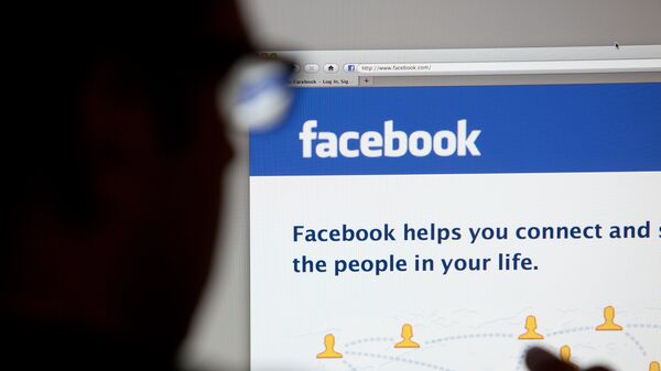 Страница социальной сети Facebook на экране компьютера Страница социальной сети Facebook на экране компьютера