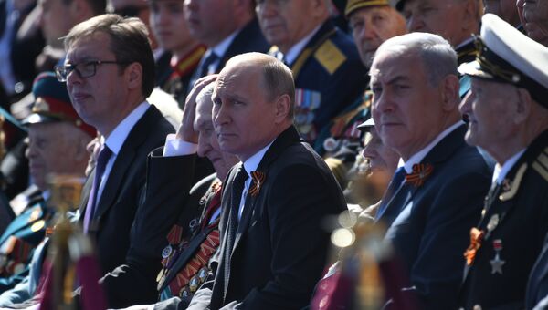 Президент России Владимир Путин во время военного парада в ознаменование 73-й годовщины Победы в Великой Отечественной войне 1941–1945 годов на Красной площади в Москве. 9 мая 2018 Президент России Владимир Путин во время военного парада в ознаменование 73-й годовщины Победы в Великой Отечественной войне 1941–1945 годов на Красной площади в Москве. 9 мая 2018