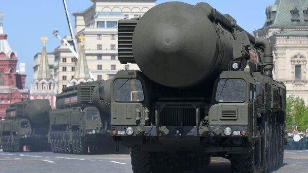 Транспортно-пусковой контейнер комплекса РС-24 Ярс на военном параде, посвященном 73-й годовщине Победы в ВОВ Транспортно-пусковой контейнер комплекса РС-24 Ярс на военном параде, посвященном 73-й годовщине Победы в ВОВ