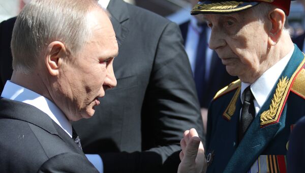 Президент РФ Владимир Путин с ветераном после военного парада в Москве Президент РФ Владимир Путин с ветераном после военного парада в Москве
